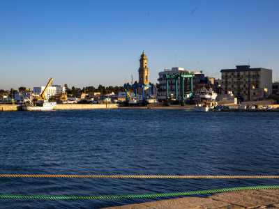 Ma � naturalmente il blu dell�Adriatico a farla da padrone: quel mare che ha visto nascere Mola, cittadina a cui resta legato da vecchie tradizioni, mestieri antichi e da una lunga storia di pesca